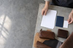 革加工工房で申込用の書類とカードをそろえる手元