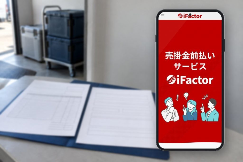 仕出し厨房の搬出口に並ぶ配達用の保温容器