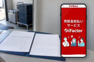 仕出し厨房の搬出口に並ぶ配達用の保温容器